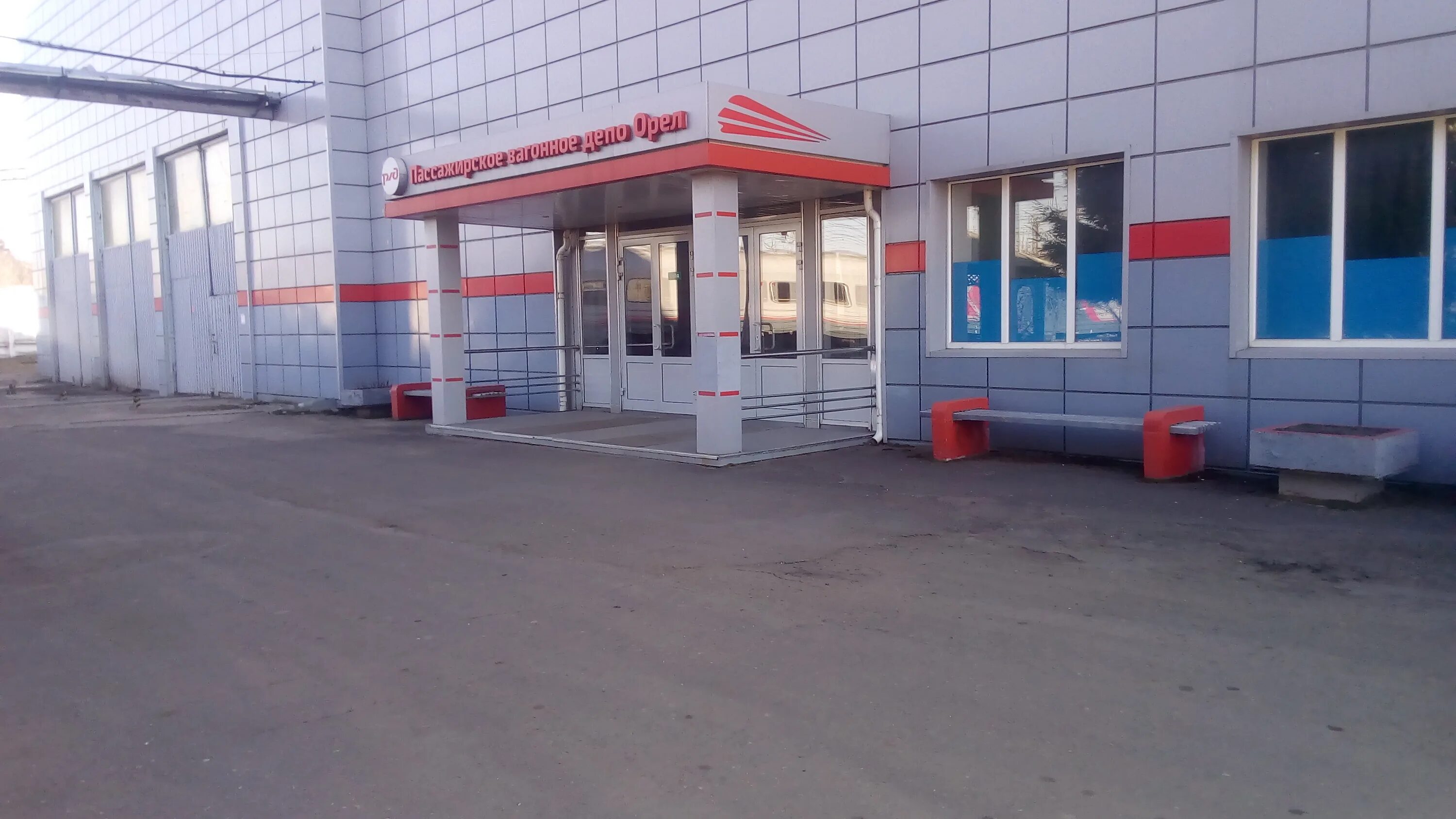 красивый автосервис. техобслуживание орел. автомастерская услуги. техобслуживание. чинит машину.