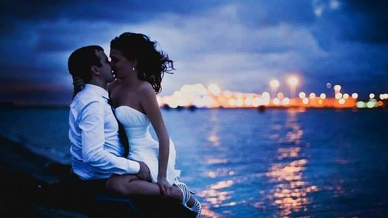 Красивая ночь романтичные картинки. Вечерний поцелуй. Пара на море ночью. Красивые пары вечер. Прекрасная ночь влюбленная пара.