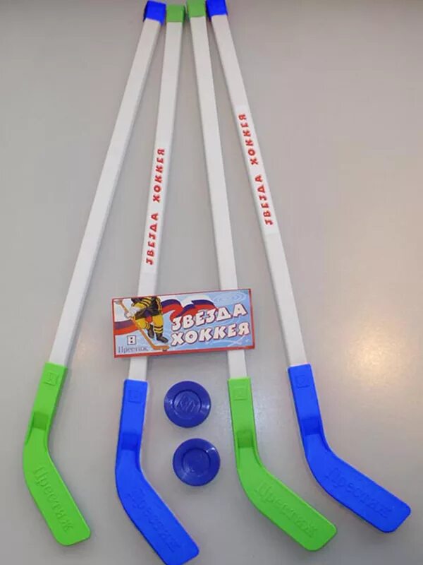 хоккей атрибуты. клюшка для хоккея. клюшка с шайбой. хоккеист с клюшкой. ковальчук хоккеист авангард.