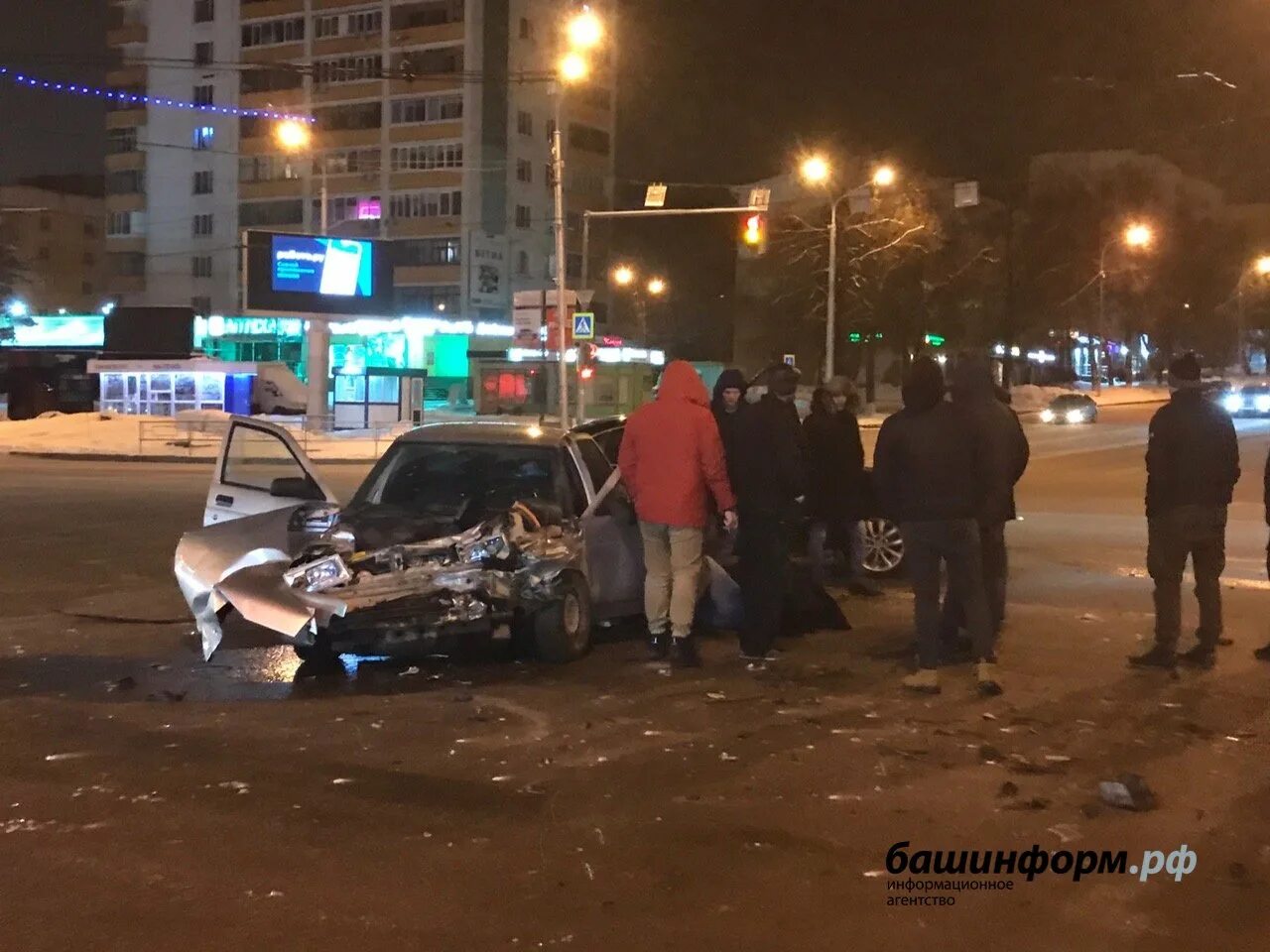 Авария в уфе вчера. ДТП В Уфа проспект октября. ДТП на проспекте октября в Уфе вчера. Авария вчера в Уфе на Центральном рынке.