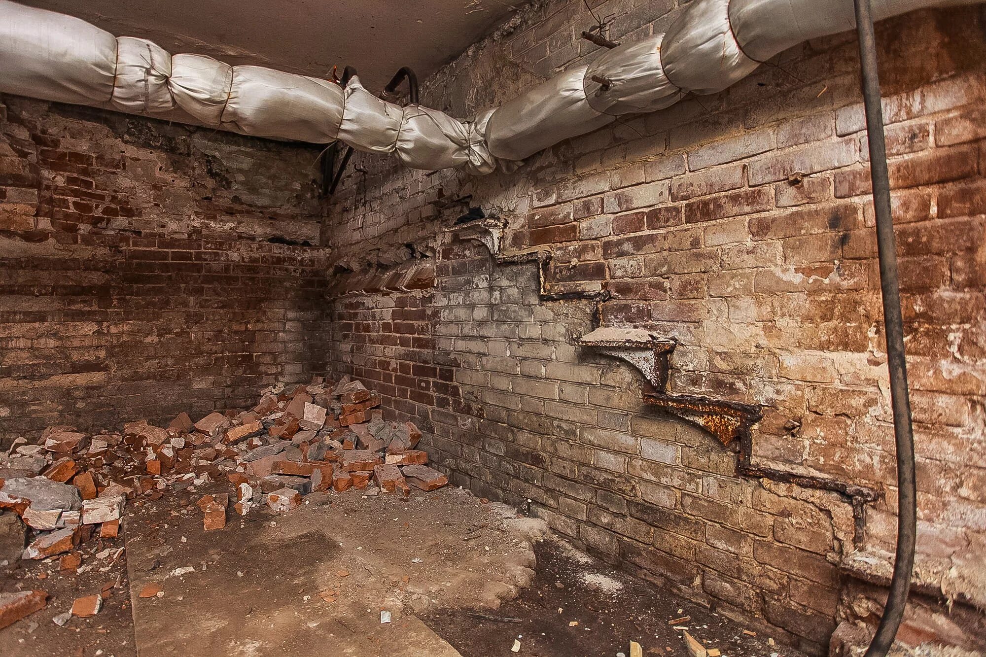 Первый этаж как жить. Подвалы старинных домов. Стена подвала. Старый кирпичный подвал. Кирпичная стена в подвале.