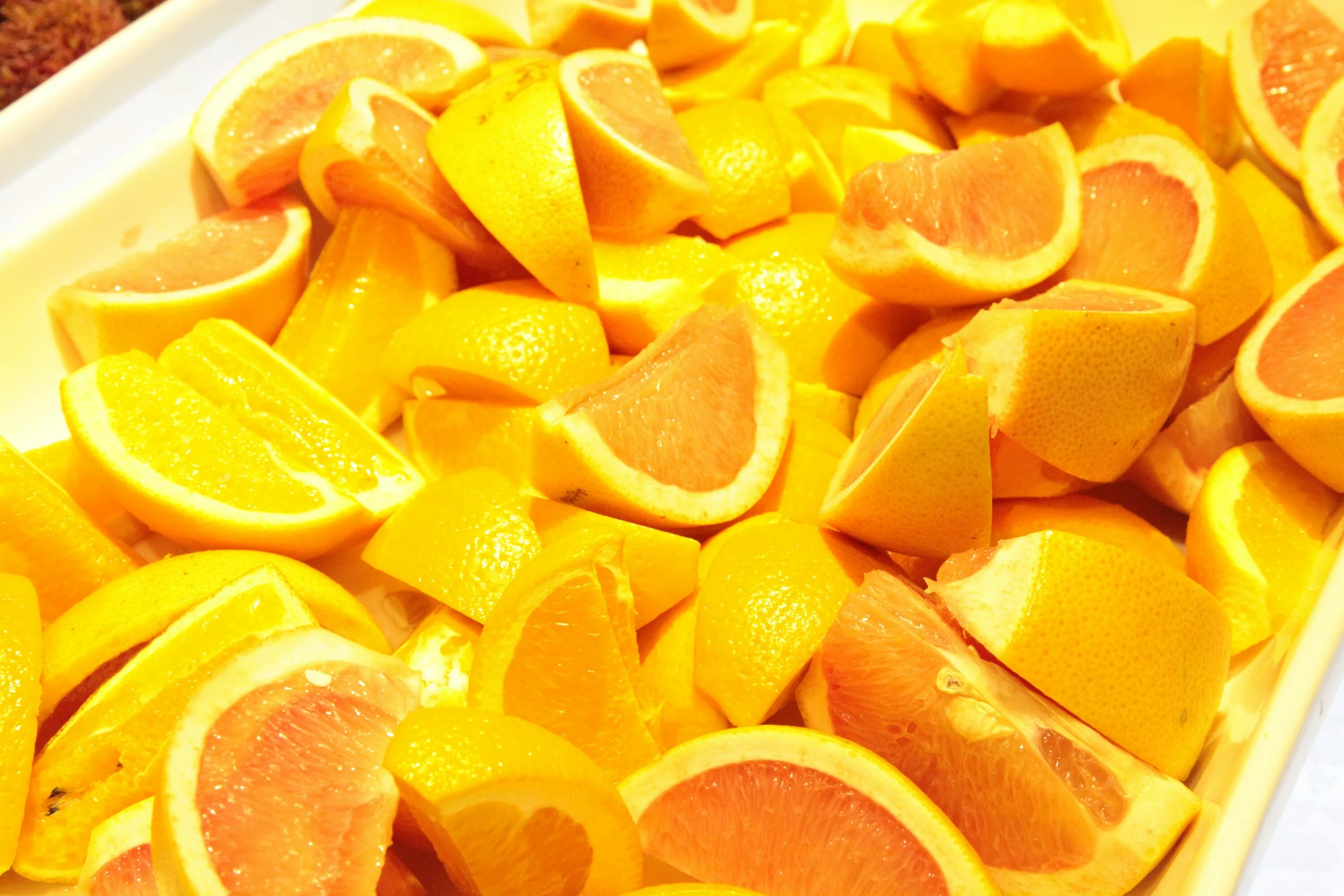 Вес кожуры апельсина. Апельсины нарезанные дольками. Апельсиновая корка. Кожура апельсина. Желтый фрукт.