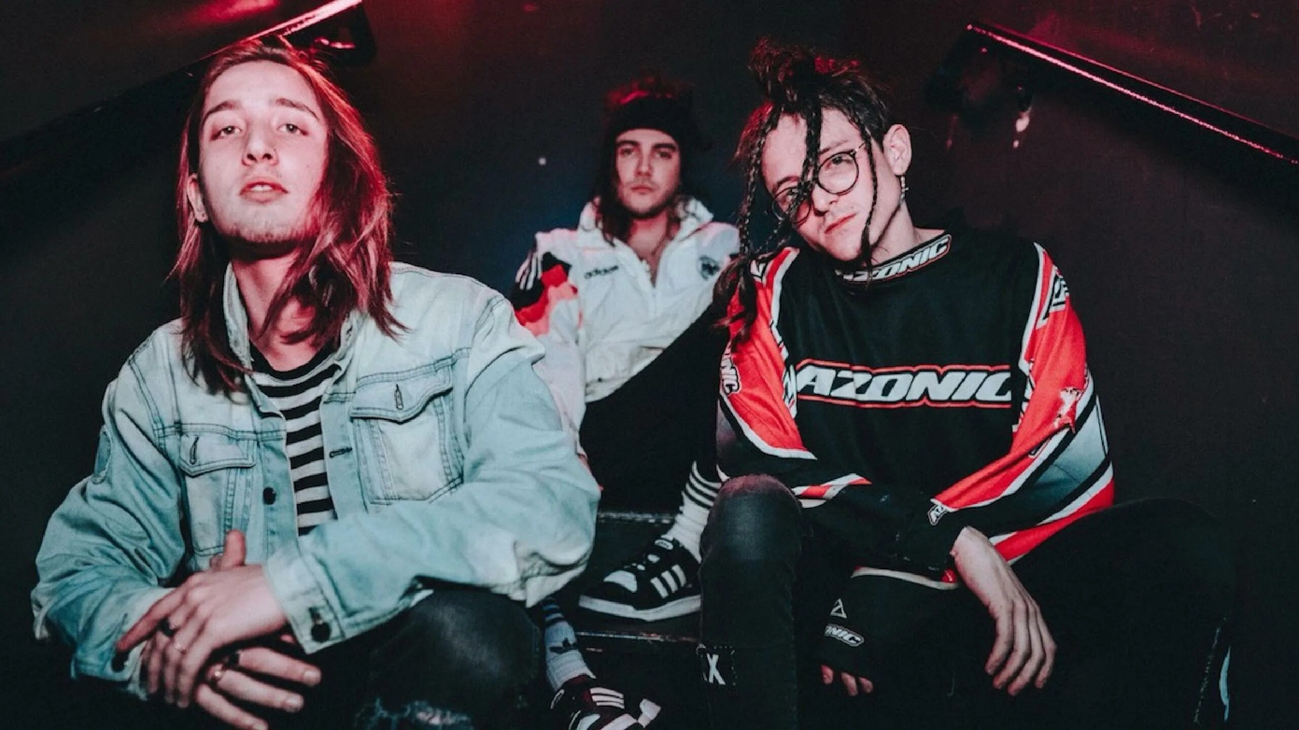 Chase atlantic moonlight. Группа Чейз Атлантик. Chase Atlantic 2022. Митчелл Кейв Chase Atlantic. Клинтон Кейв Chase Atlantic.