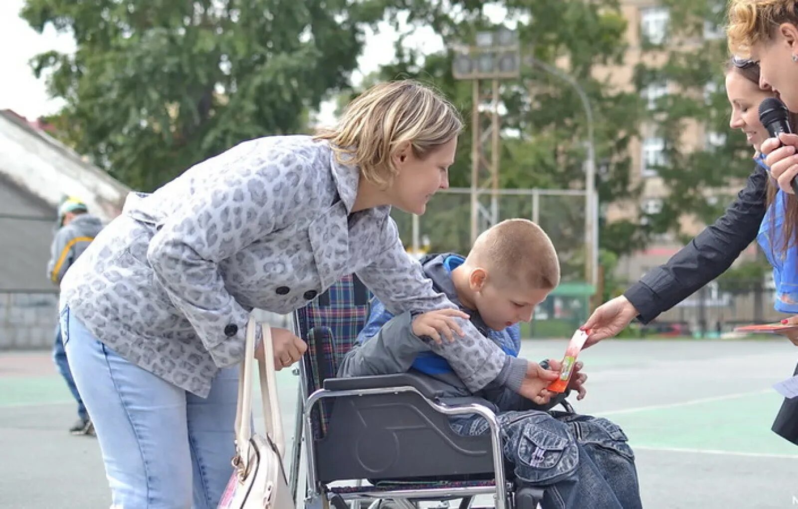 Родители детей инвалидов. Мама с ребенком инвалидом. Родители воспитывающие детей инвалидов. Опекун ребенка. Новый опекун