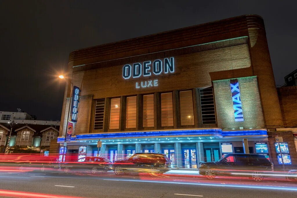 London cinemas. Одеон в Лондоне. Odeon Cinema London. Кинотеатр Одеон в Лондоне фото. Кинотеатры в Великобритании.