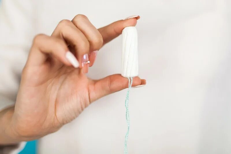 глиняный тампон. фридом тампон одноразовые и многоразовые. девушка меняет тампакс. прокладки и тампоны. женские прокладки и тампоны.