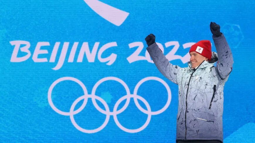 Александр большунов на пьедестале 2022. Ореол над олимпийским пьедесталом. Ореол над олимпийским пьедесталом. Олимпийский российский лыжник 2022. Санный спорт латвия.