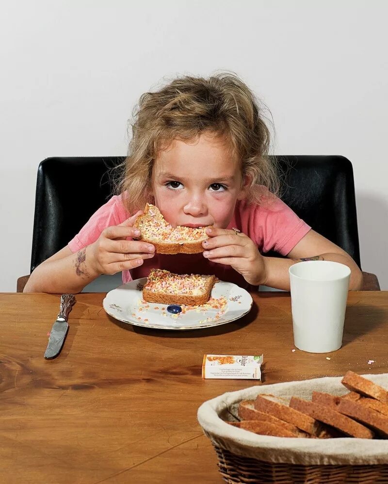 Завтрак для детей. Дети за столом. Бутерброды для детей. Девочка кушает. Мам что есть поесть