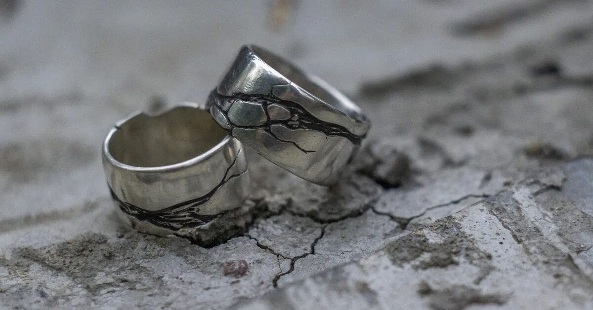 Кольцо с трещиной. Треснутое серебряное кольцо. Перстень с треснувшим камнем. Трещины серебра.