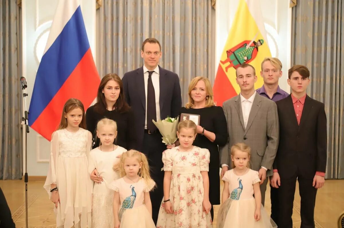 Многодетные 2022 году семьи. Многодетная семья в России. Семья Россия. Многодетные семьи Рязань. Награждение многодетных матерей 2022.