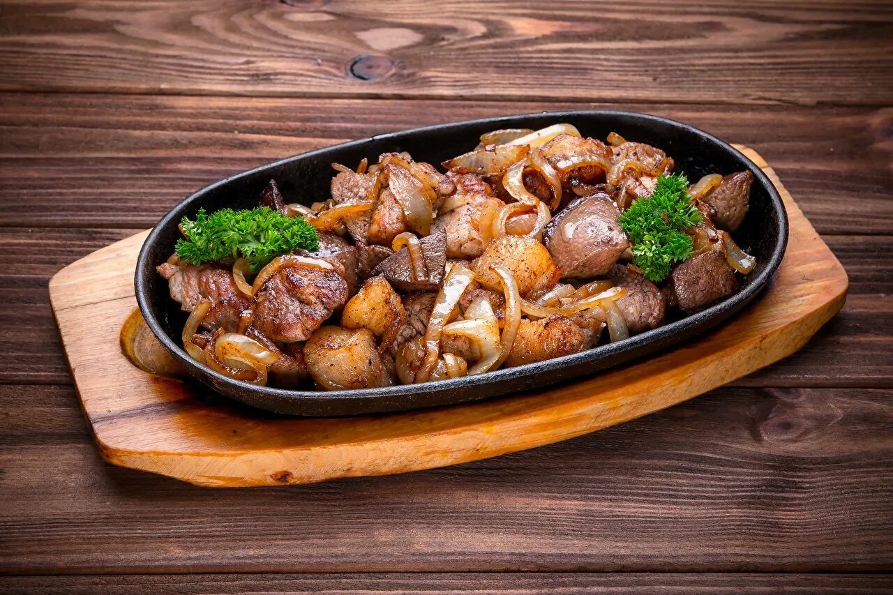 Жаркое с мясом. Жаркое. горячие блюда. жаркое из говядины. жаркое с мясом и грибами.
