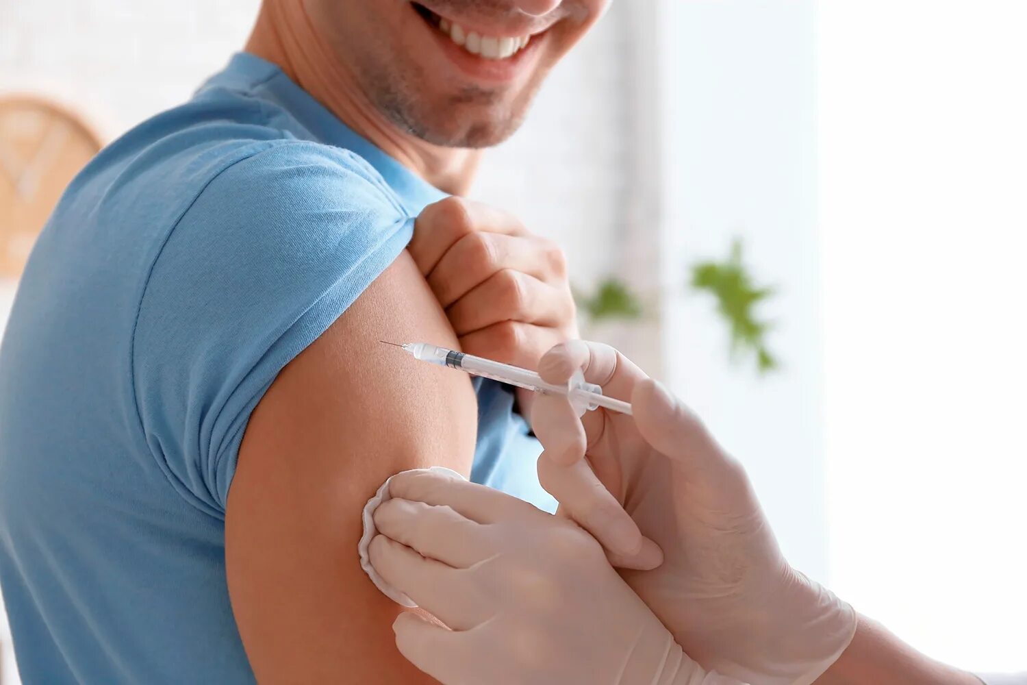 Мужчине делают прививку. Вакцинация фото. Введение вакцины в плечо. Прививка взрослому мужчине.