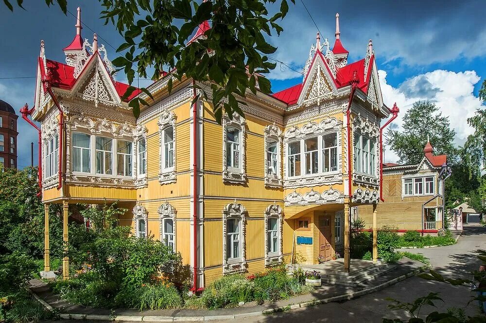 усадьба карагаевых из бронзовой птицы. цветы и птицы. дом купца жильябо томс к. серая птица больше воробья. томск деревянное зодчество достопримечательности.