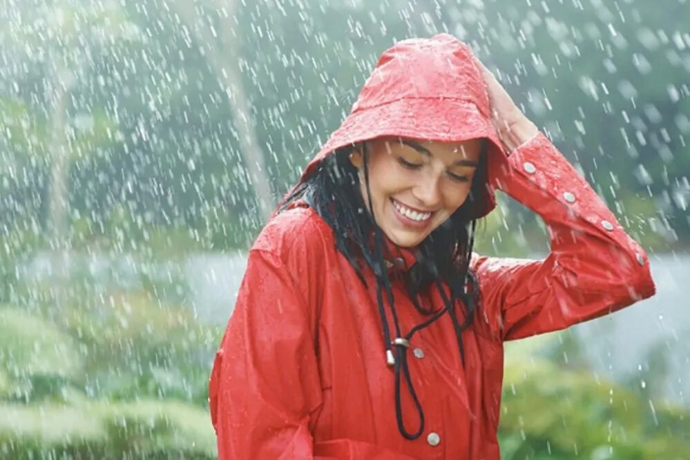 Можно ли гулять в дождь. Девочка под дождем. Плащ идет дождь без зонта.