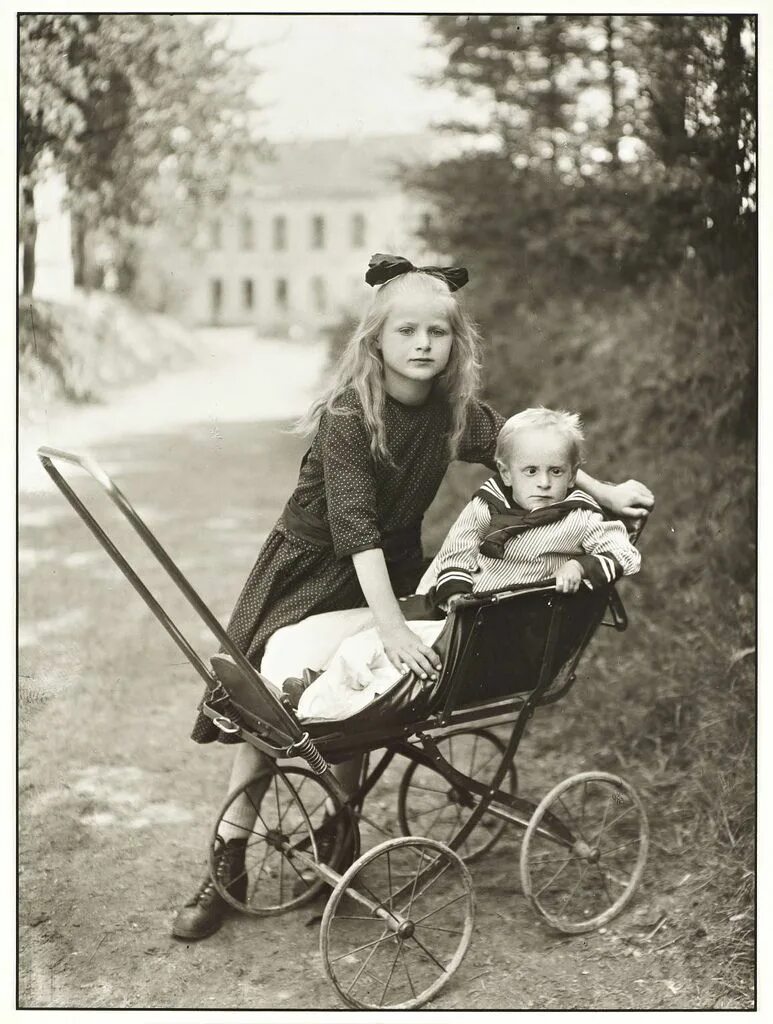 Брат с сестра ретро русский. Картина брат и сестра. Фотосессия в стиле железная дорога ребёнка. Брат с сестра ретро русский. Ретро открытки мальчики.