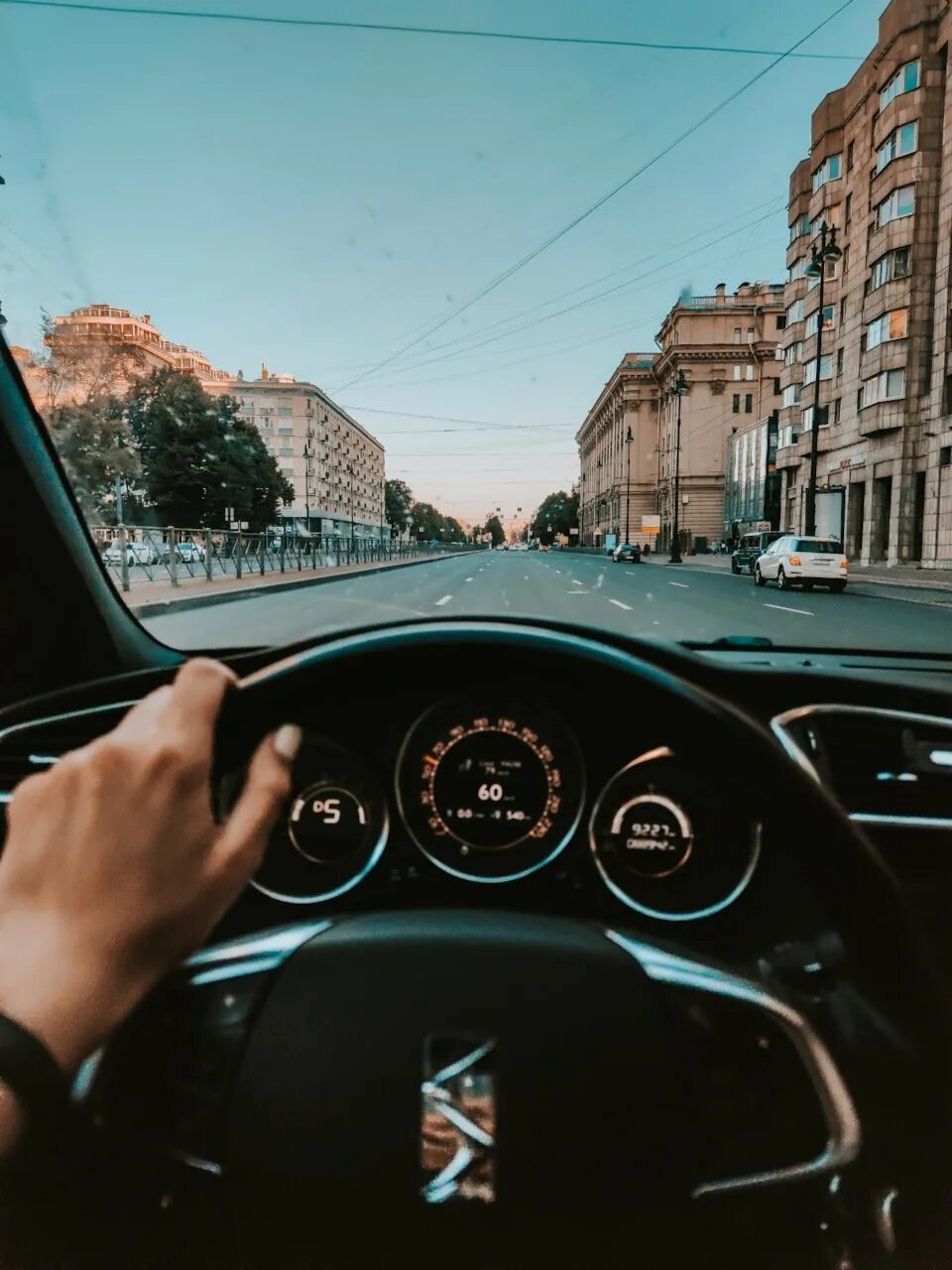 На руле москва. За рулем машины. вид за рулем. вид из за руля. красивый вид из машины.