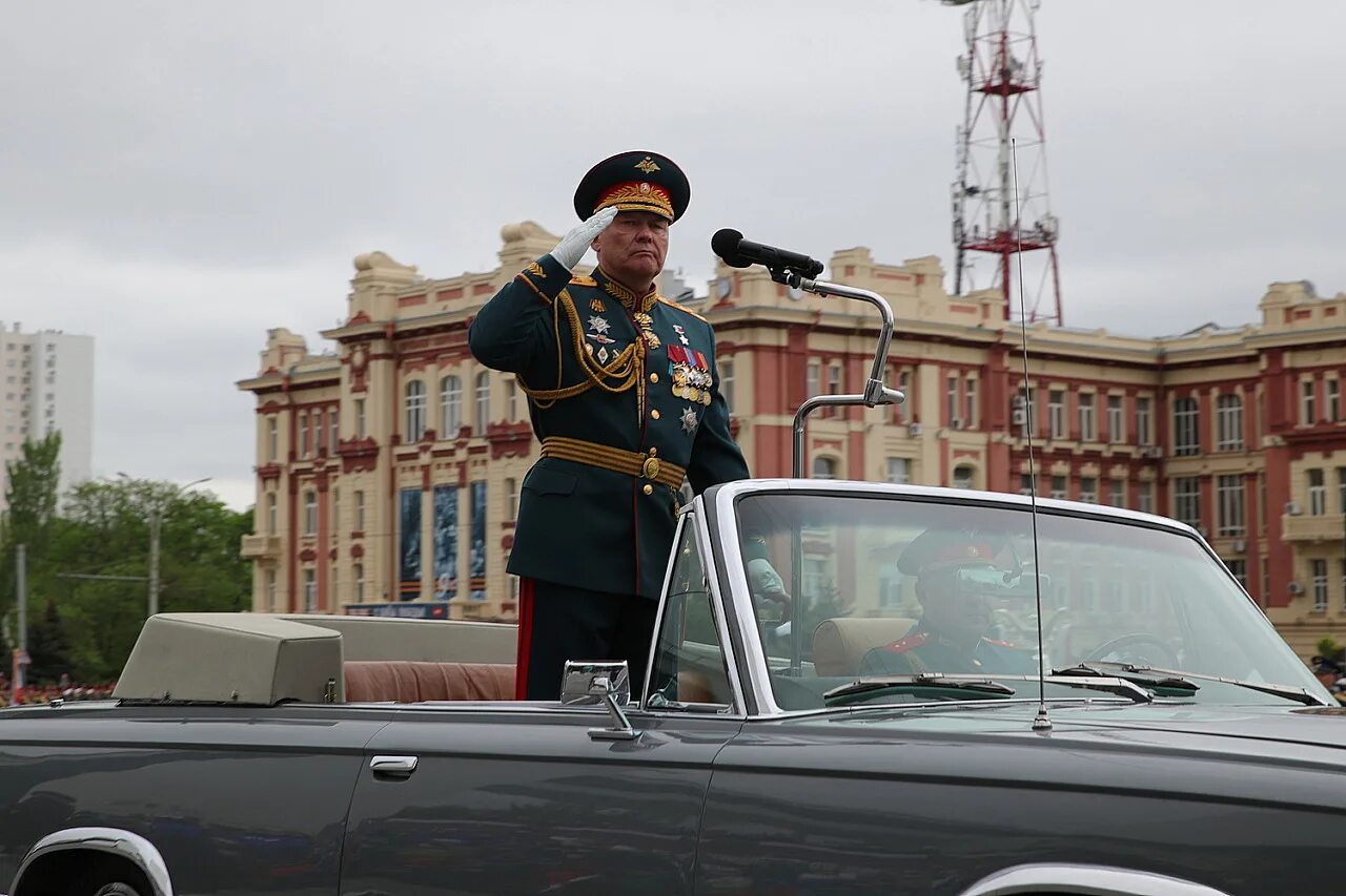 Командующий парадом победы на красной. Командующий парадом в Курске. Посмотреть парад к Дню Победы-2021 в Ростове-на-Дону. Какой генерал командовал парадом на 9 мая 2022 г..