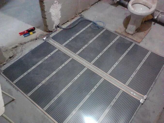 Инфракрасный пол под ламинат монтаж. Кварц венил тёплый пол. Укладка электрического теплого пола. Инфракрасный теплый пол монтаж под плитку. Пленочный теплый пол под пвх плитку.