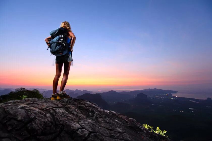 Путешественник в горах. Explore the largest. Explore the largest. Парень с рюкзаком. Рюкзак naturehike.