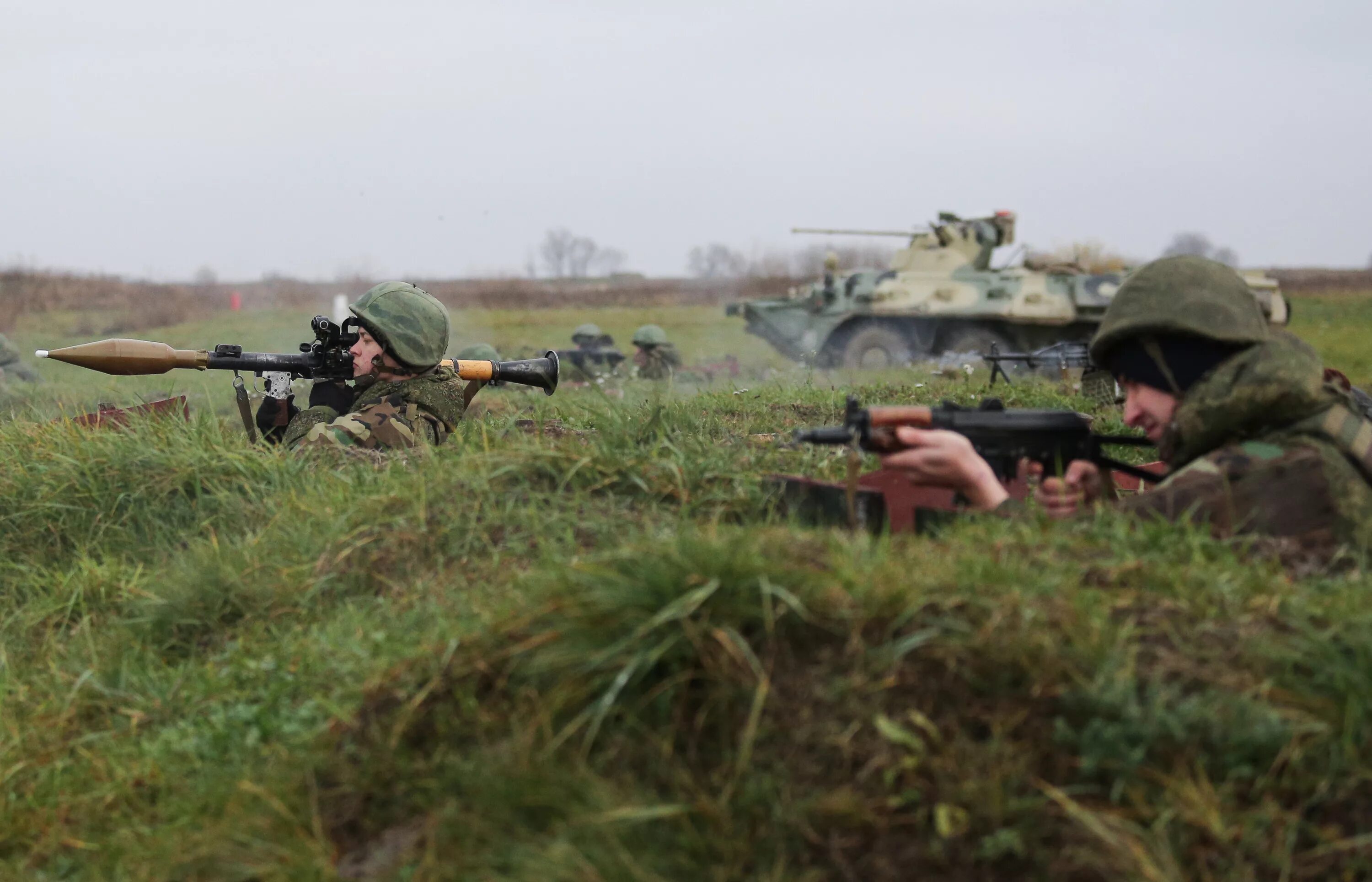 Подготовка к нападению. Военные учения. Тактические учения армии РФ. Тактические учения с боевой стрельбой. Подготовки солдат боевые учения.