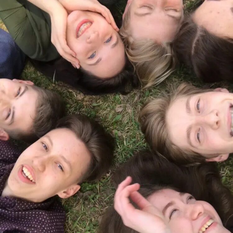 Одноклассники фото. Фотосессия одноклассников. Фотосессия с одноклассниками в школе. Красивая фотосессия с одноклассниками. Крутые авы для группы класса.