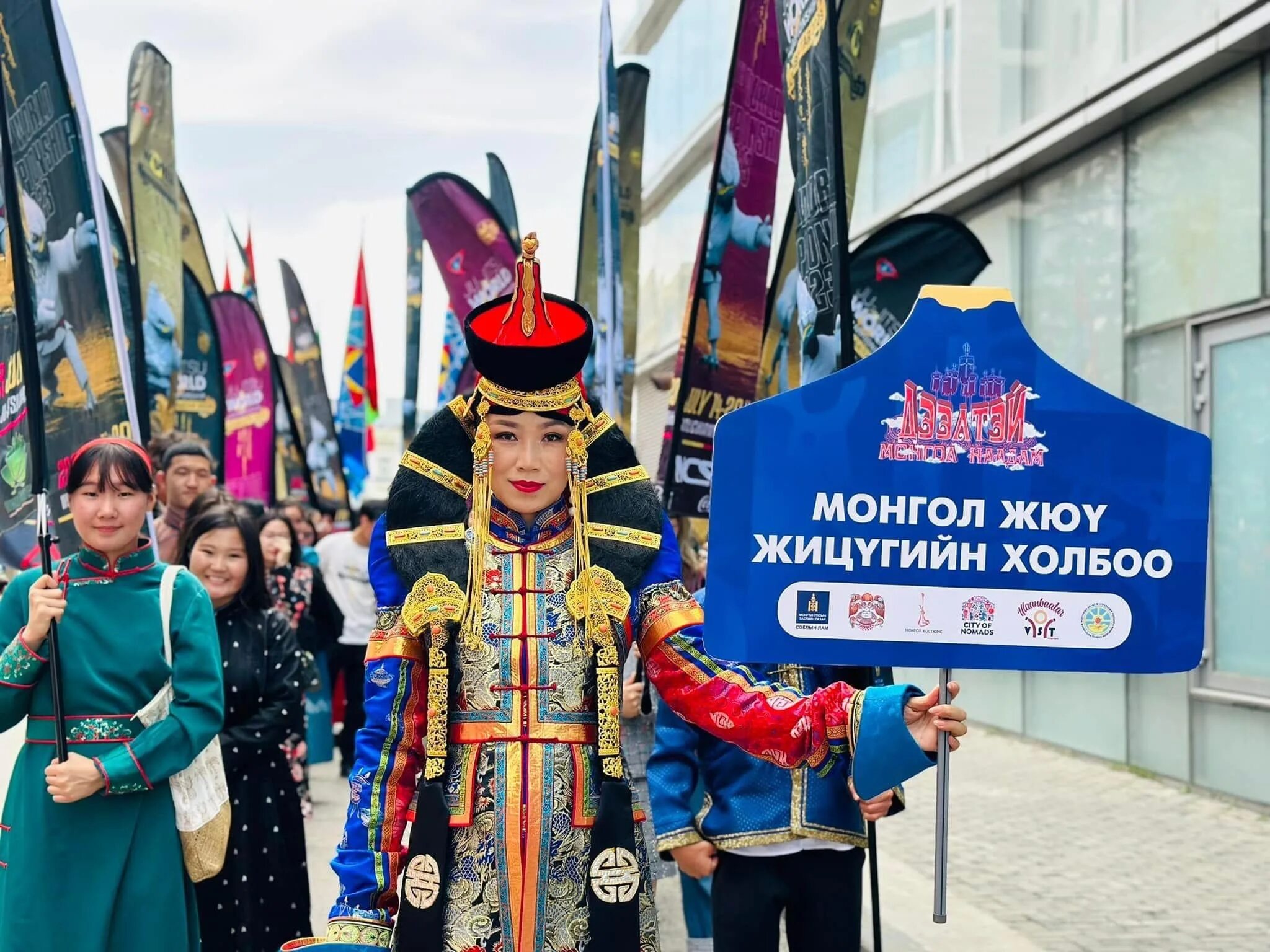 Монголия фото. Сартулы монголии. Калмыкия люди внешность. Синьцзян ойраты. Монголия национальная одежда.