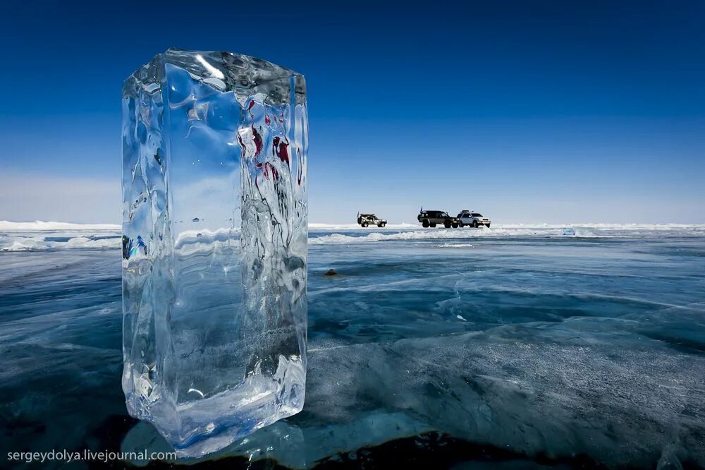 Большой кусок льда. Толщина льда на Байкале. Прозрачный лед. Прозрачный лед Байкала. Кристально чистый лед Байкала.
