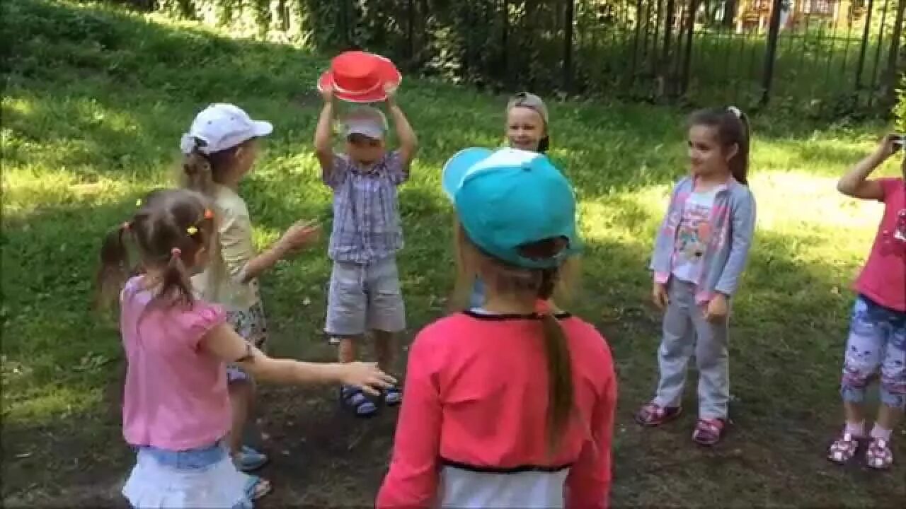 Музыкальные игры шляпа нарезка. Игра шляпа для детей. Игра надень шляпу. Игры со шляпой в детском саду. Игра передай шляпа.