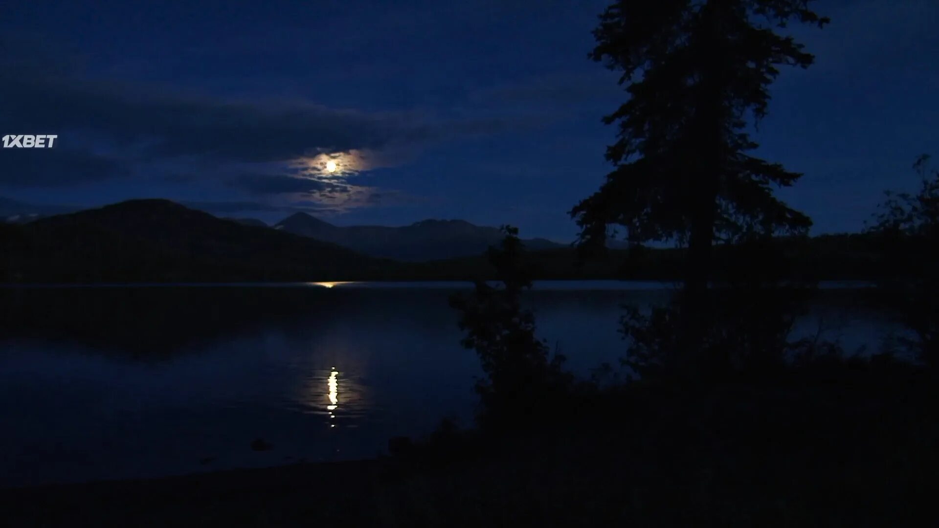 Песню ночи затихнуть. Озеро ночью. Ночь озеро Луна. Ночь над озером. Гиф ночь озеро.