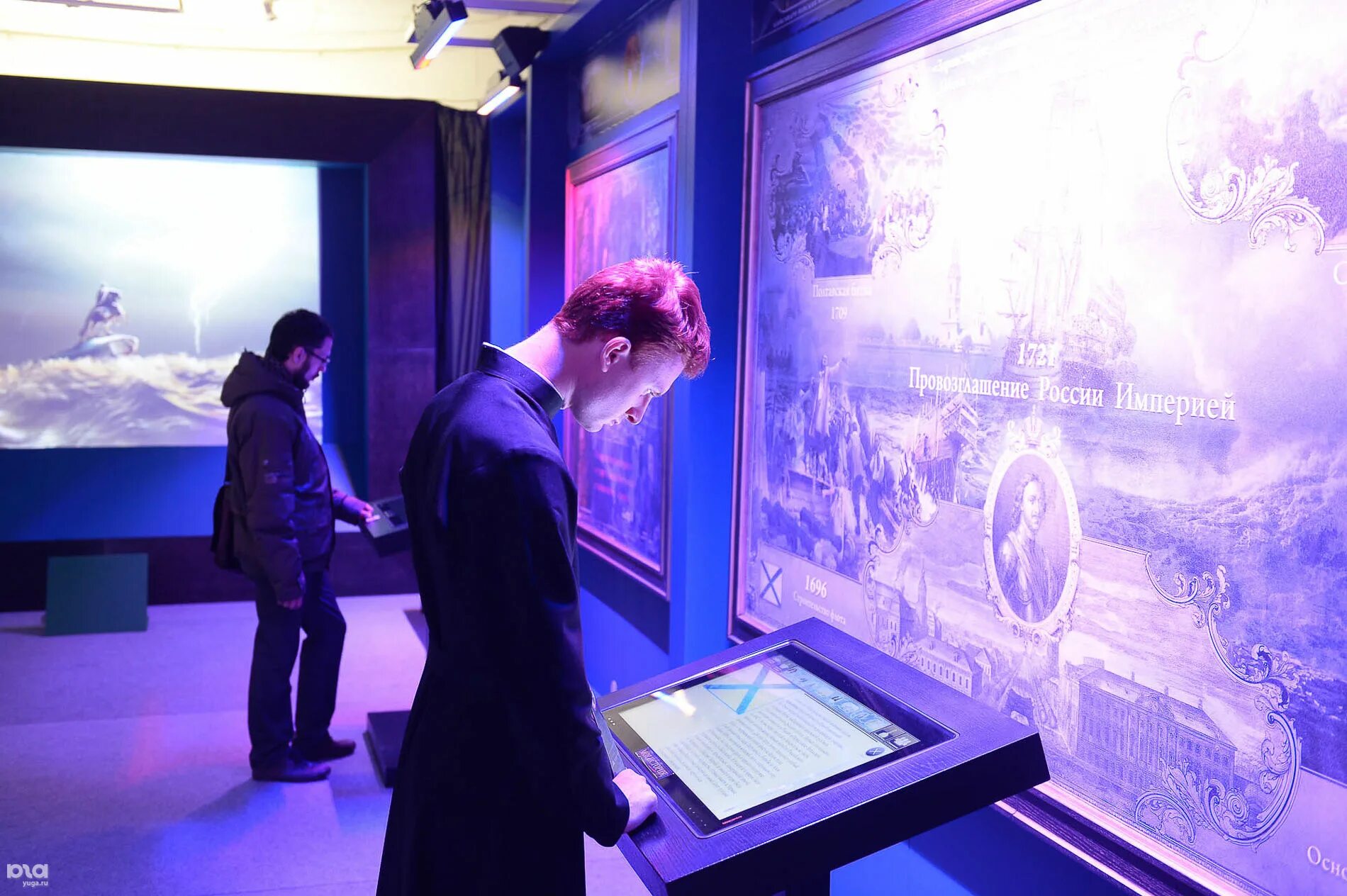 Мультимедийная выставка представляет шесть интерактивных зон. Интерактивное оборудование для музеев. Интерактивная панель в музее. Мультимедиа в музее. Интерактивная мультимедийная экспозиция.