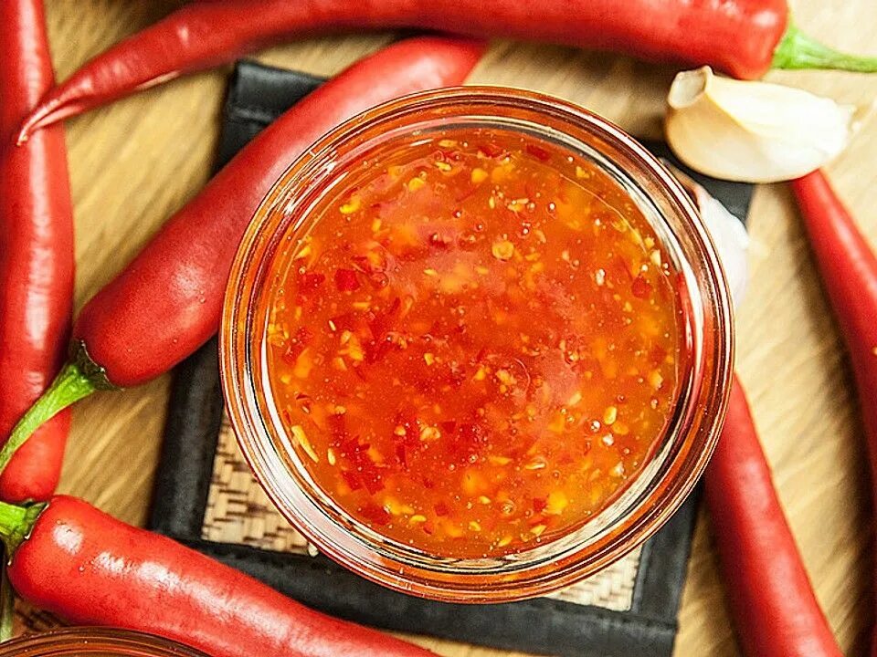 Sweet chili. Тайский соус Свит Чили. Тайский сладкий Чили. Остро-сладкий соус Чили. Тайский остро сладкий соус.