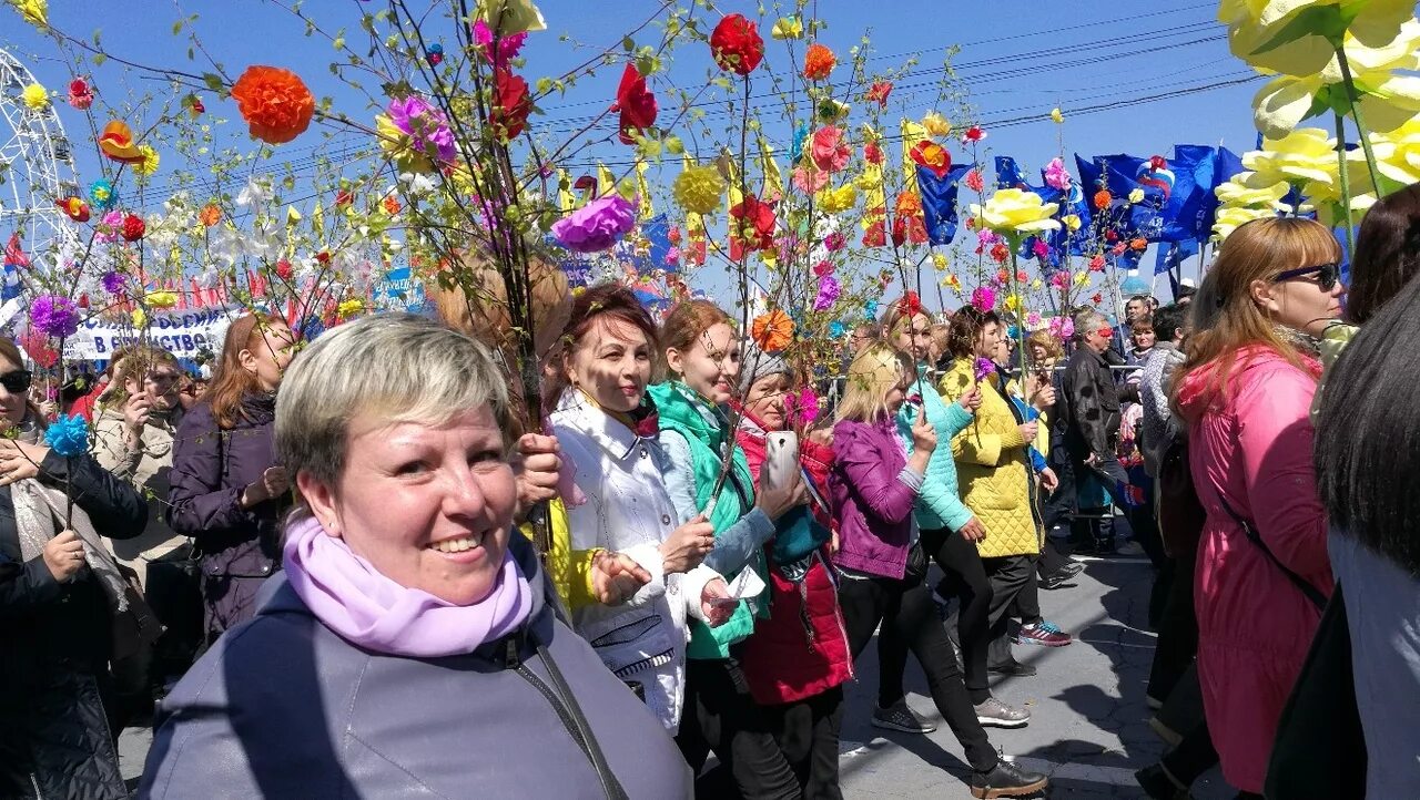 Первомайская демонстрация Чебоксары. Демонстрация цветы. Первомайское праздничное шествие Чебоксары. 1 мая чебоксары