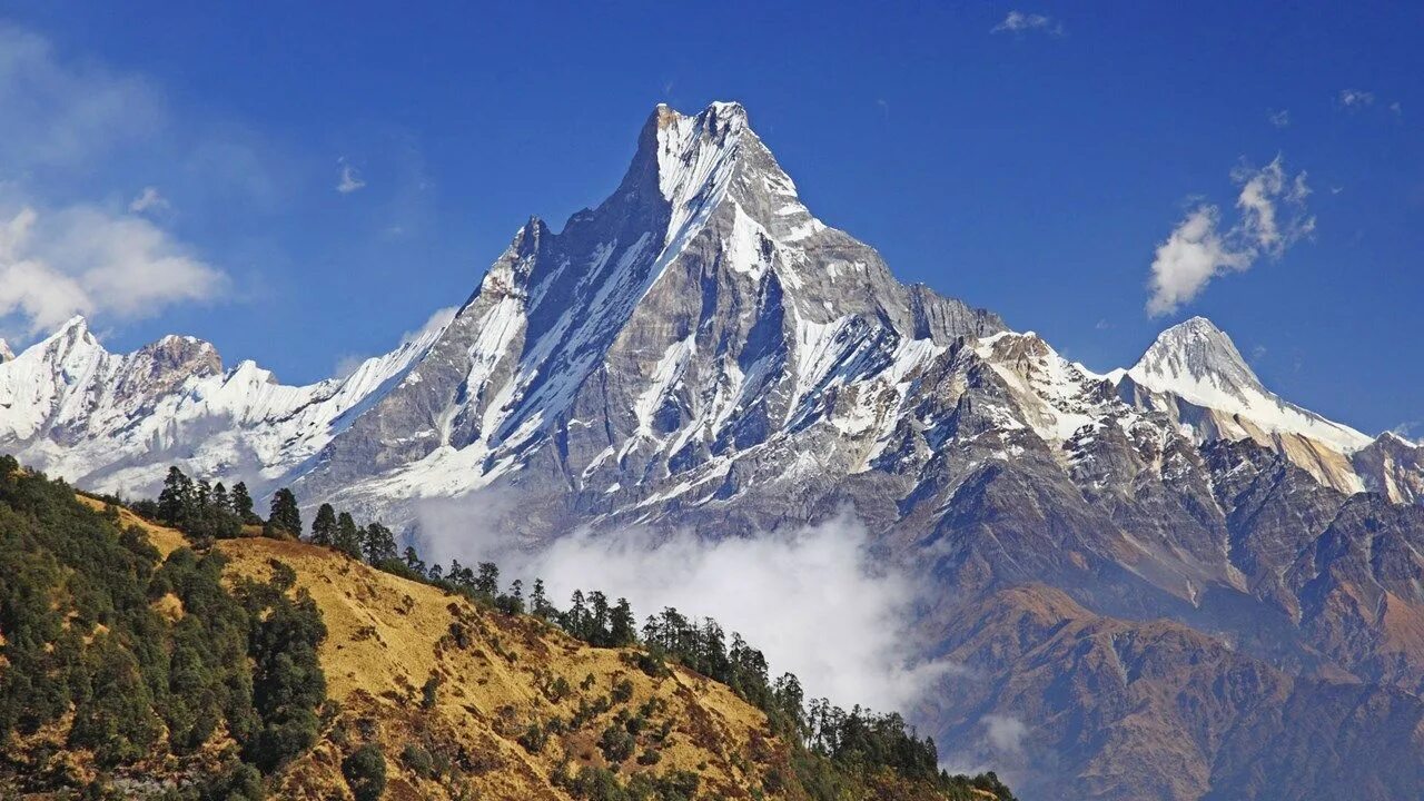 Как называется самая высокая горная цепь евразии. Горы Гималаи. Гора Джомолунгма Эверест в Гималаях Евразия. Самые высокие горы в Евразии Гималаи. Горная цепь Гималаи.