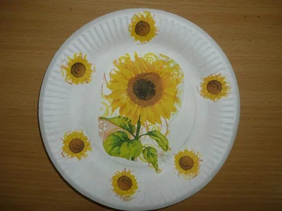 Тарелка для мамы. Поделка для мамы на тарелочке. Цветы на тарелке поделка. Жёлтая тарелка поделка. Аппликация панно тарелка.
