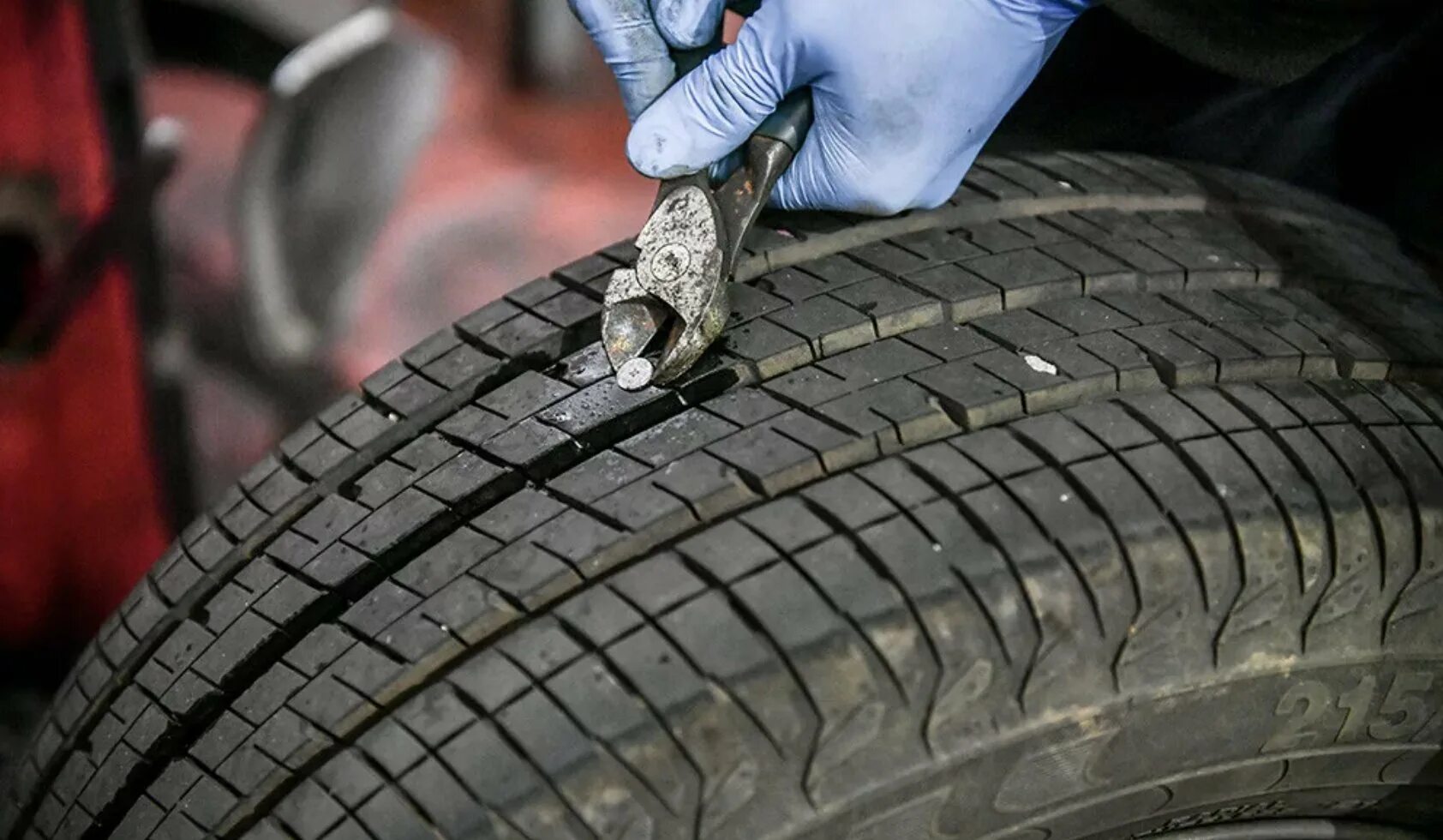 Вулканизация прокола шины. Проколотая шина. Автомобиль с приспущенными колесами. Автомобиль с приспущенными колесами. Колесо машины.
