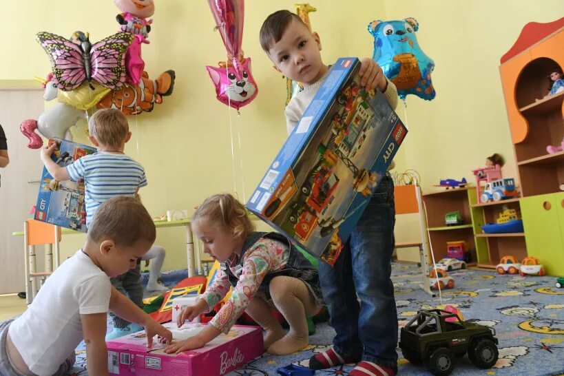 Дети в детском саду. Они остались в садике. Уроки логопеда. Они остались в садике. Занятия с логопедом.