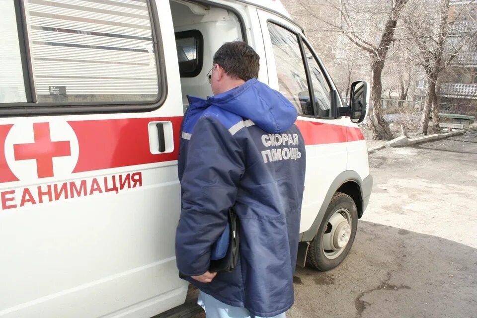 Врач скорой бахилы. Скорая медицинская помощь. Вызов скорой помощи. Медики.