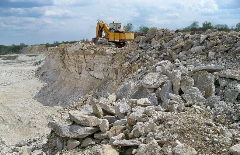 Добыча известняка карьере. Михайловский карьер известняков рязань. Карьер доломит заиграево. Известняковый карьер вольск. Путиловское месторождение известняка.