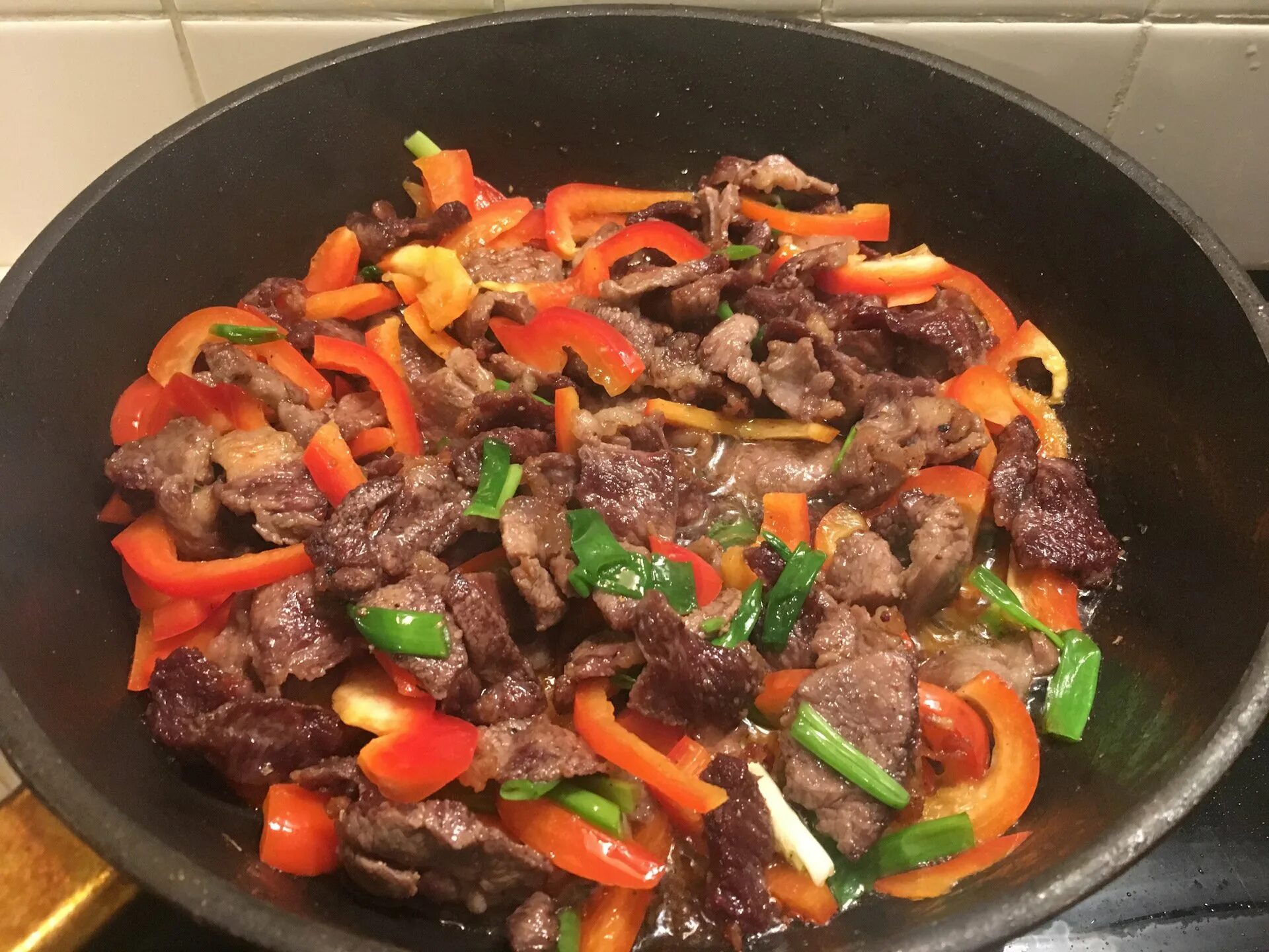 Мясо с луком на сковороде. Мясо тушеное с овощами. Мясо тушеное с овощами. Гуляш в казане. Говядина в луке тушеная в казане.