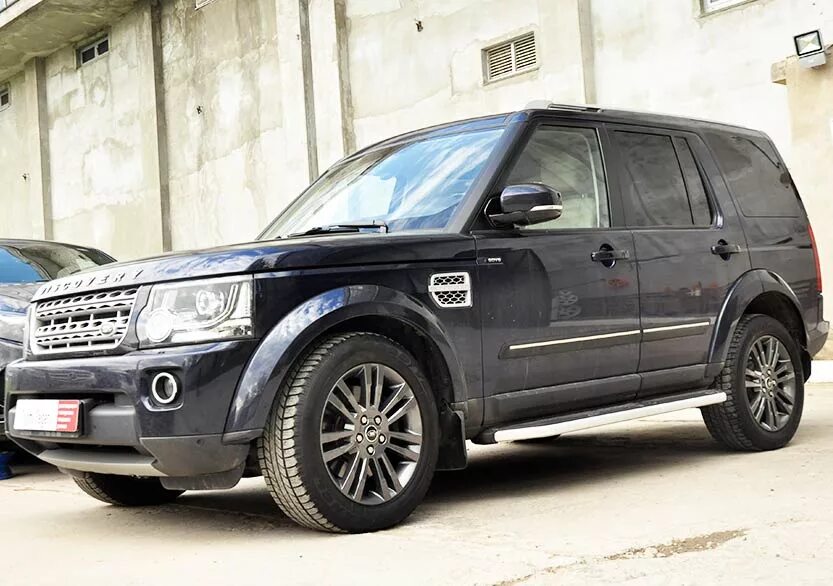 Дискавери 4 на r21. Дискавери 4 r20. Диски для ленд Ровер Дискавери 4. Land Rover Discovery 3 r19. Ленд дискавери колеса