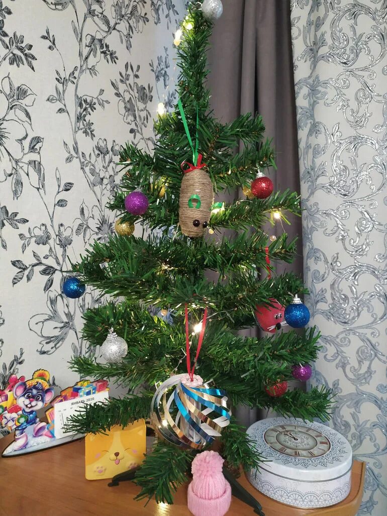 Какую елку ставить. Наряжаем елку в маленькой комнате. маленькая елочка в комнате. елку поставили в комнате. маленькая ёлка в комнате.