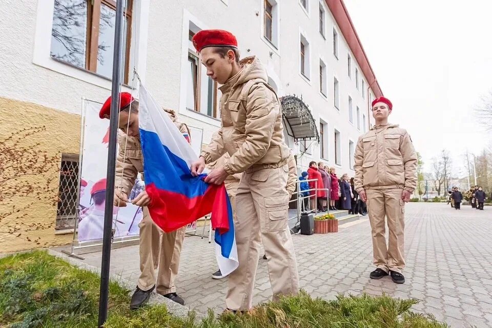 Поднятие флага в школе. Церемония поднятия флага в школе. Поднятие флага РФ В школе. Подъем флага в школе. Народы калининградской области