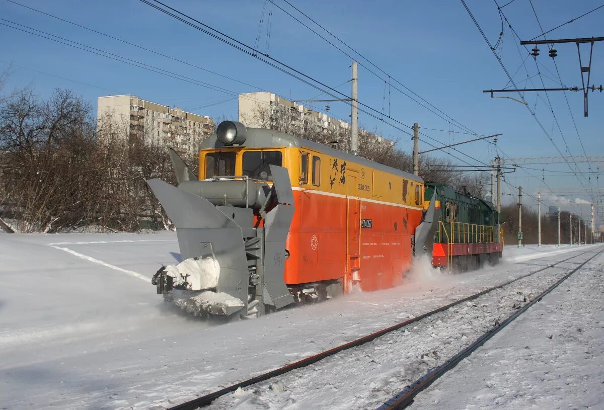 Снегоочиститель железнодорожный. Снегоборьба на железной дороге. Снегоуборочная машина для железной дороги. Снегоуборочный поезд. Снегоочистительный поезд с тепловозом 2тэ116.