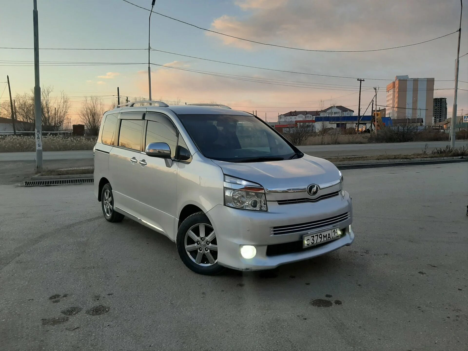 8 hybrid. Toyota voxy 2003. Тойота вокси 2008 года. Тойота вокси 2017 гибрид. Toyota voxy 2014 hybrid.