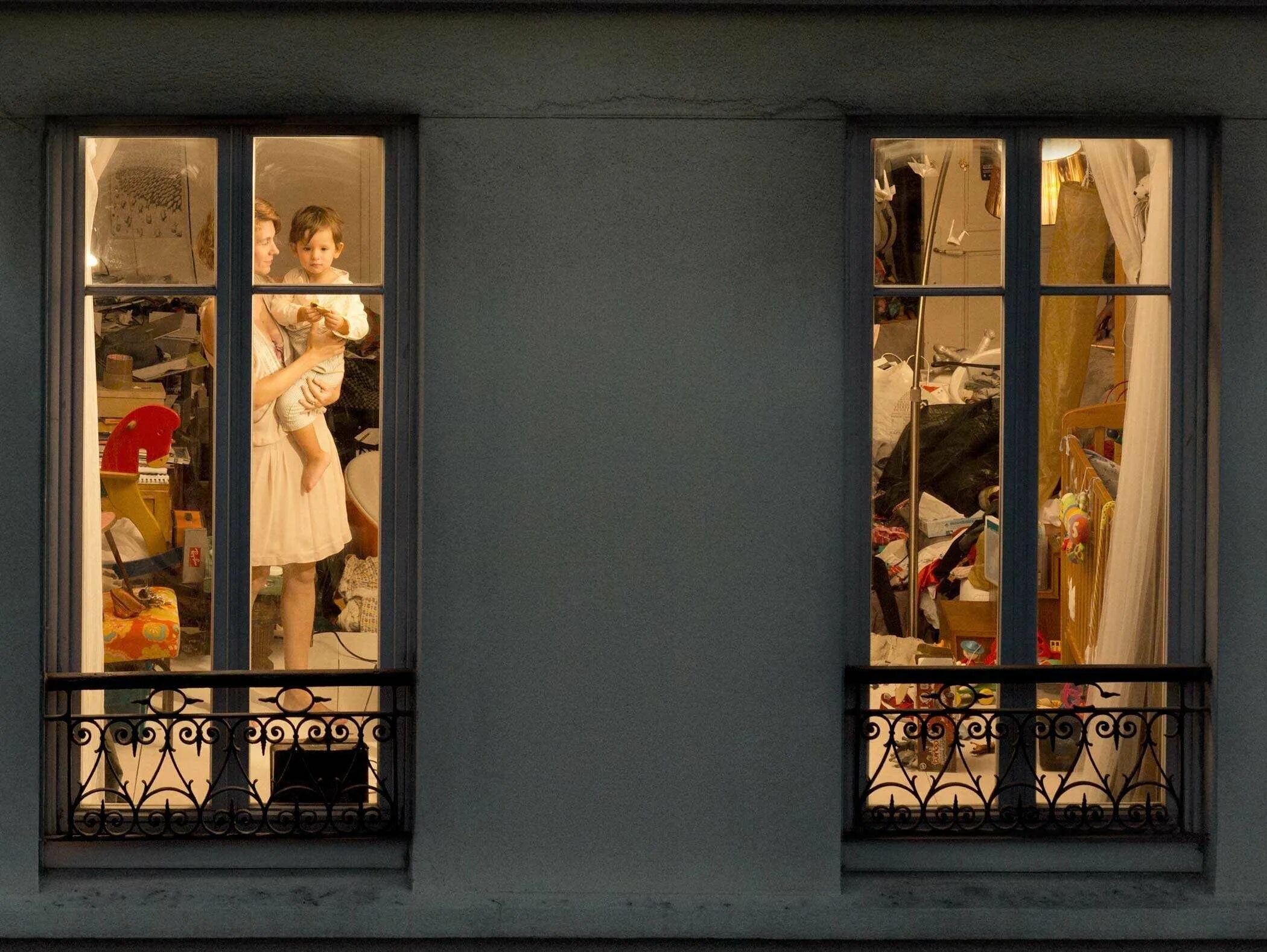 Дженнифер лопес поклонник. Женщина заглядывает в окно. Девушка выпрыгнула с балкона. Заглядывает в окно. Подсмотренное в окнах девушки.