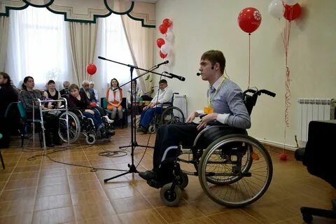 Ребенок инвалид поет