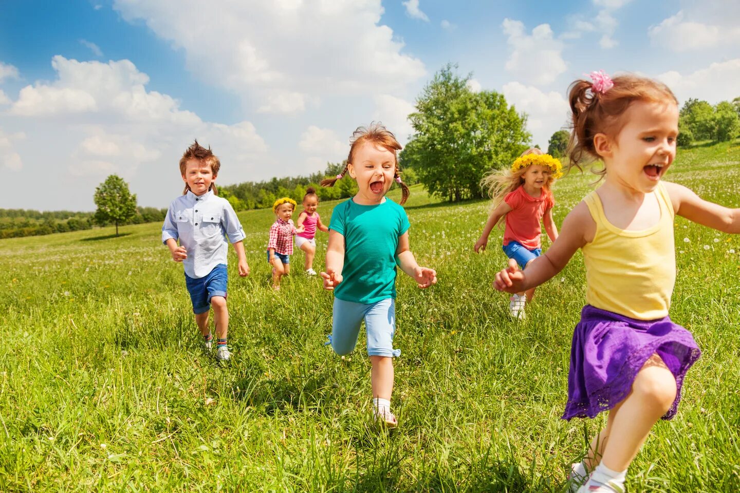 Дети бегут. Радостные дети. Дети на прогулке летом. Дети бегают. Четыре шагать