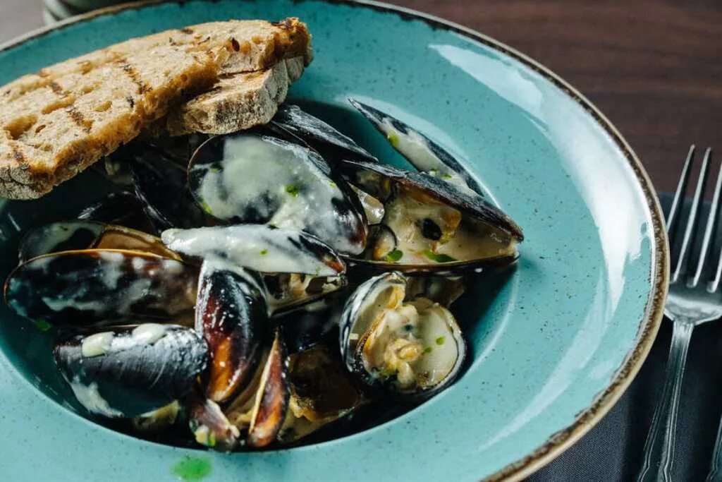 голубая кухня в интерьере. экзотические морепродукты. экзотические морепродукты. мидии блю чиз. маленькая кухня в морском стиле.