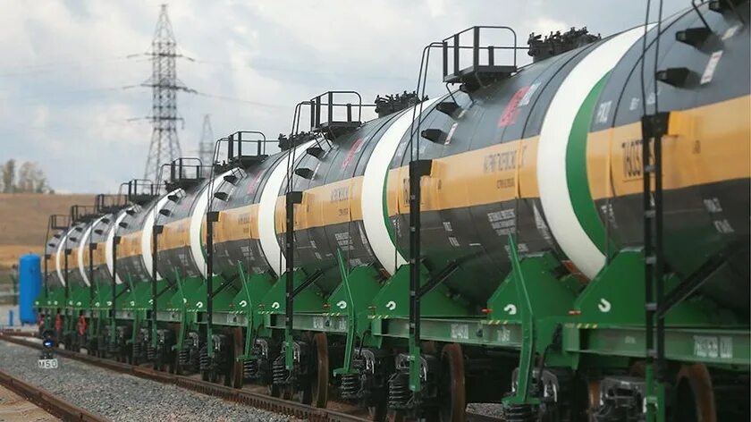 Поставки нефти по трубе. Нефть и газ. Падение цен на нефть. Нефть россии. Импорт гсм.