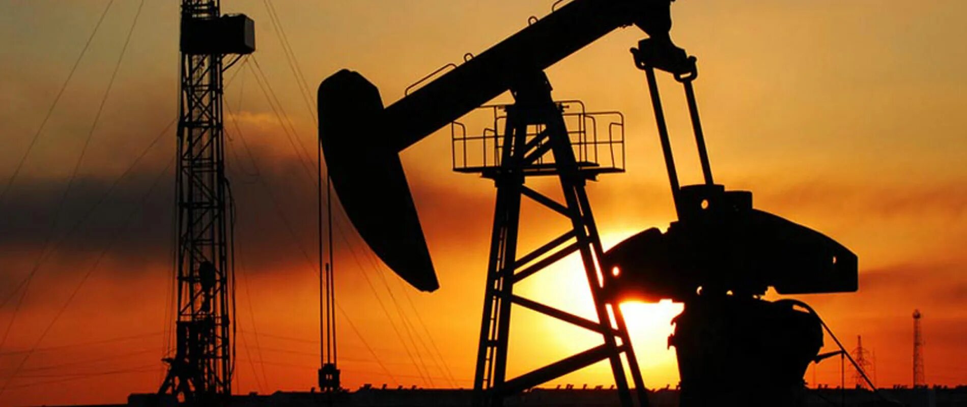 Нефтяная промышленность. Нефтедобывающая промышленность. Нефтяная вышка. Нефтяная качалка. Oil shale industry.